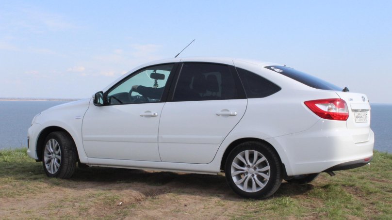 Лада Гранта лифтбек белая