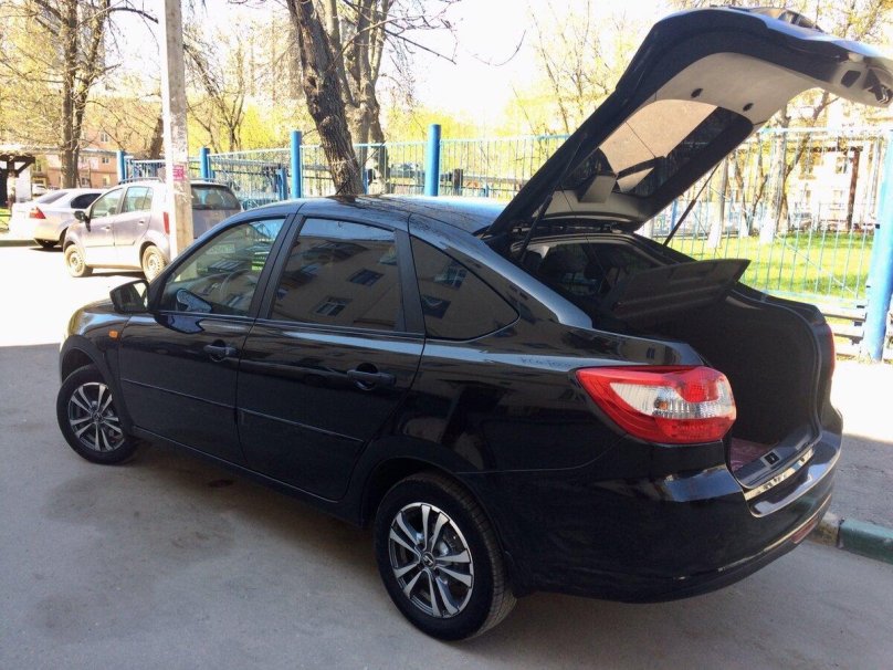 Гранта лифтбек черная 2021