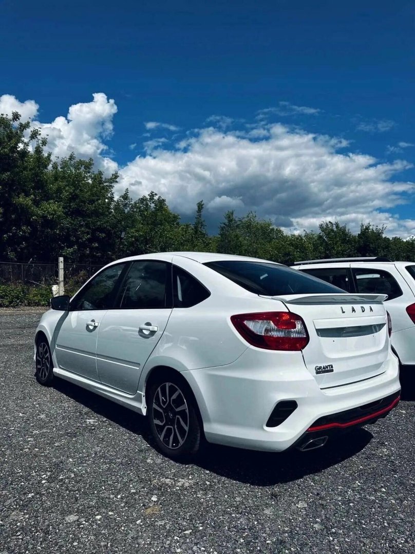 Lada Granta Drive Active белая