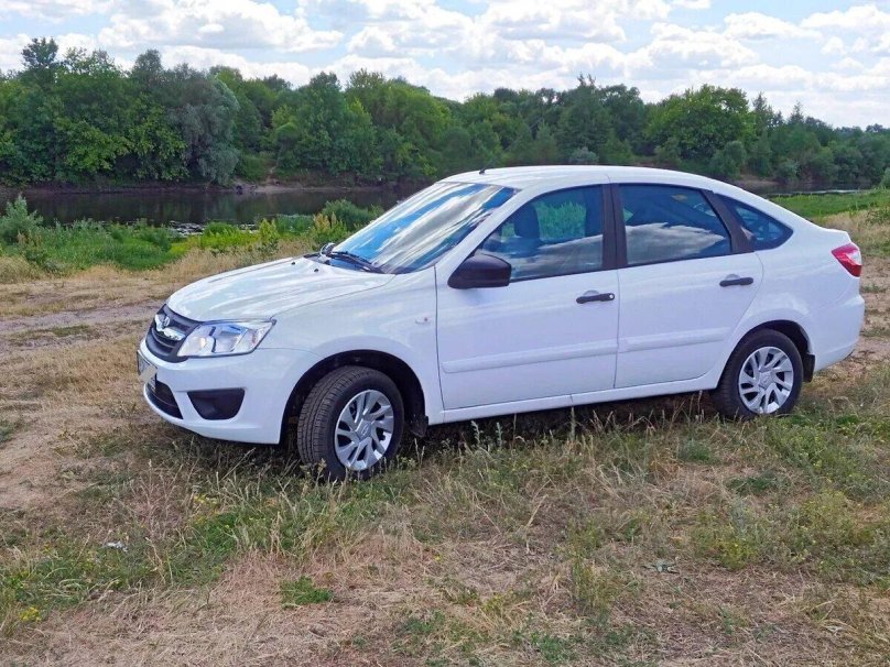 Лада Гранта 2018 лифтбек белая