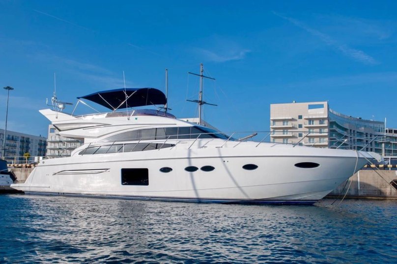 Моторная яхта принцесса 64