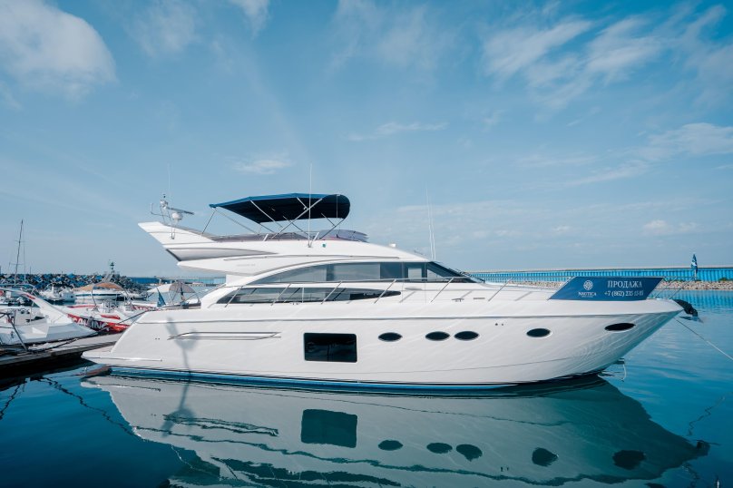 Яхта Princess 64