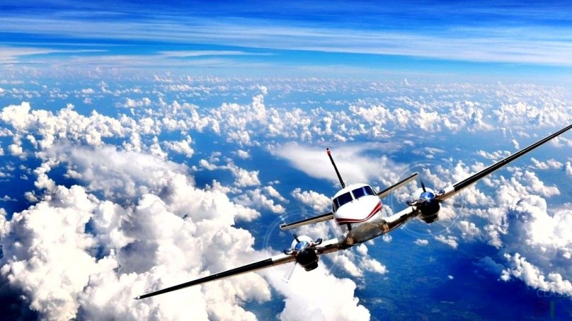 Самолет над облаками