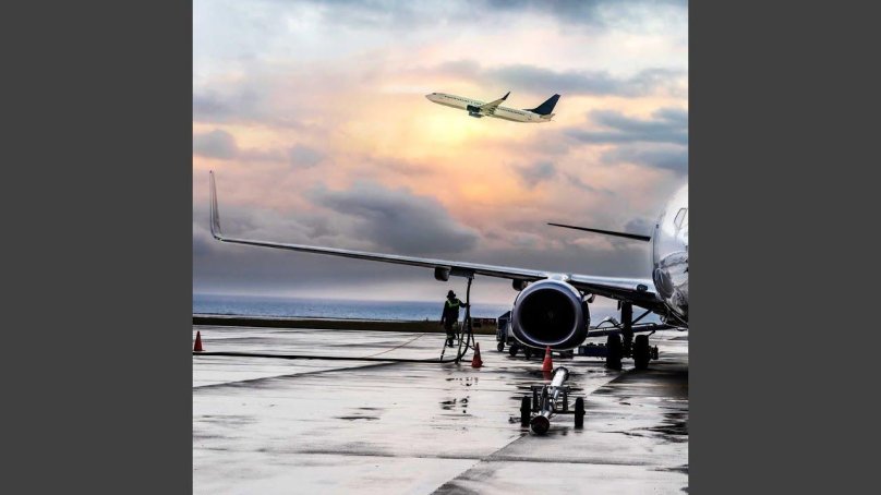 Самолет и аэропорт