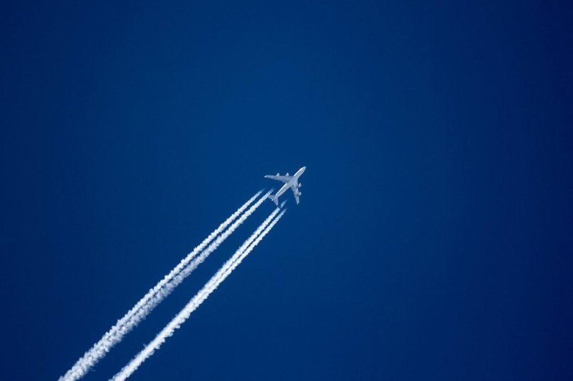 Самолет в небе