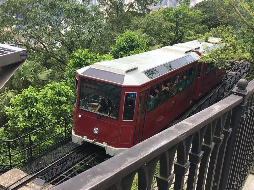 Трамвай белый красный серый