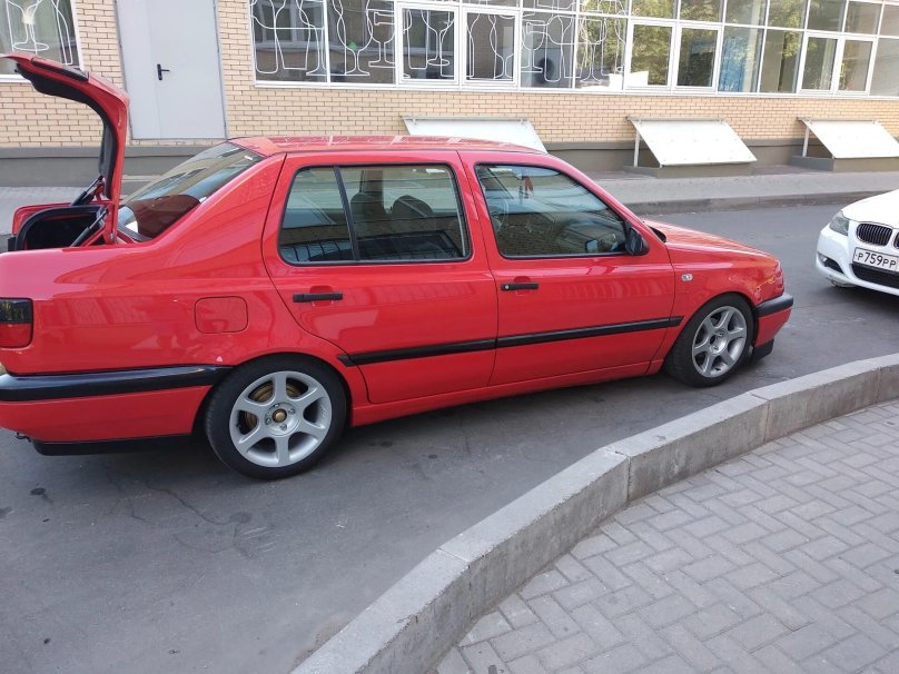 Фольксваген Венто красный