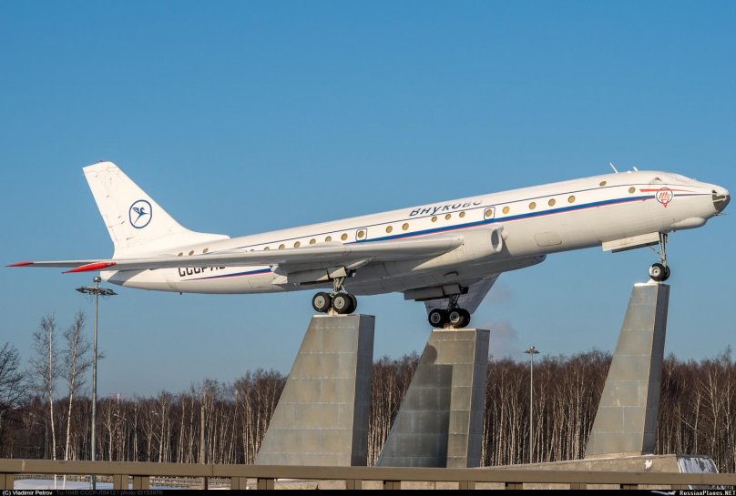 Памятник ту-104 во Внуково