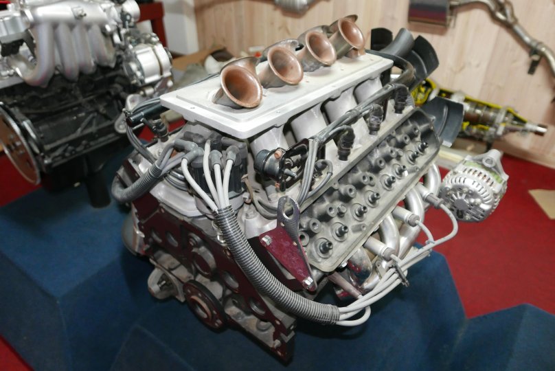 Mitsubishi v8 engine