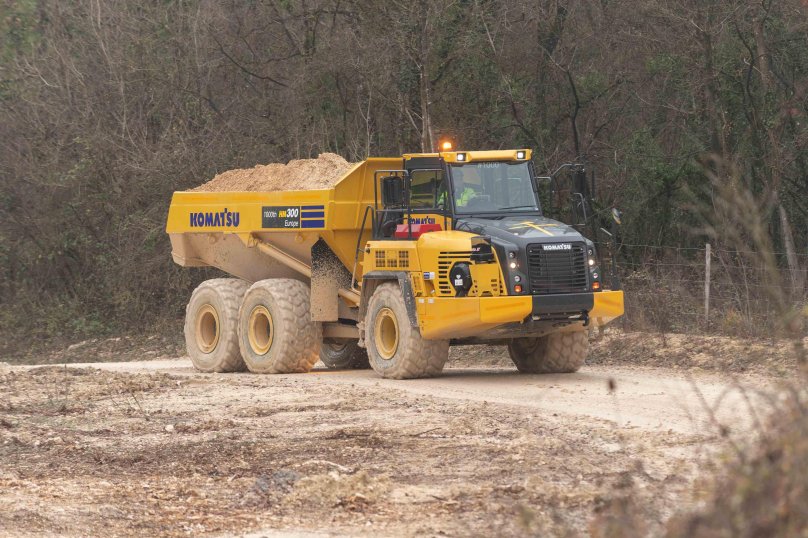 Шарнирно-сочлененный самосвал Komatsu hm400