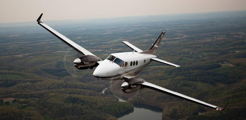 Самолет над городом