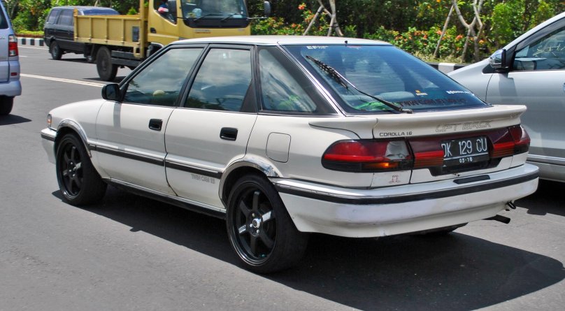 Toyota Corolla e90 лифтбек