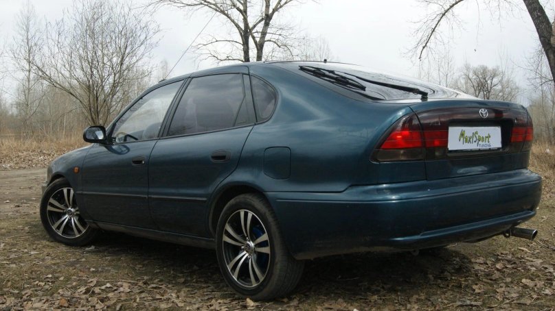 Тойота Королла 100 лифтбек