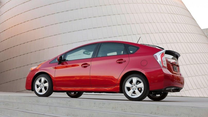 Тойота Приус красная