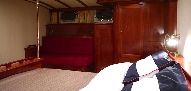 Моторная яхта de Alm Delfino 72