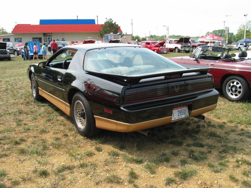 Pontiac Firebird 3