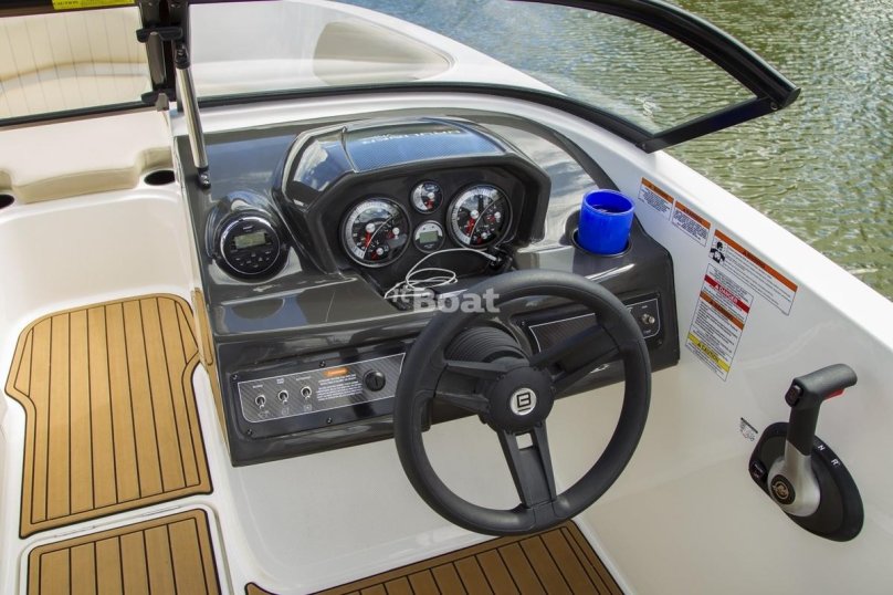 Bayliner 245 кокпит