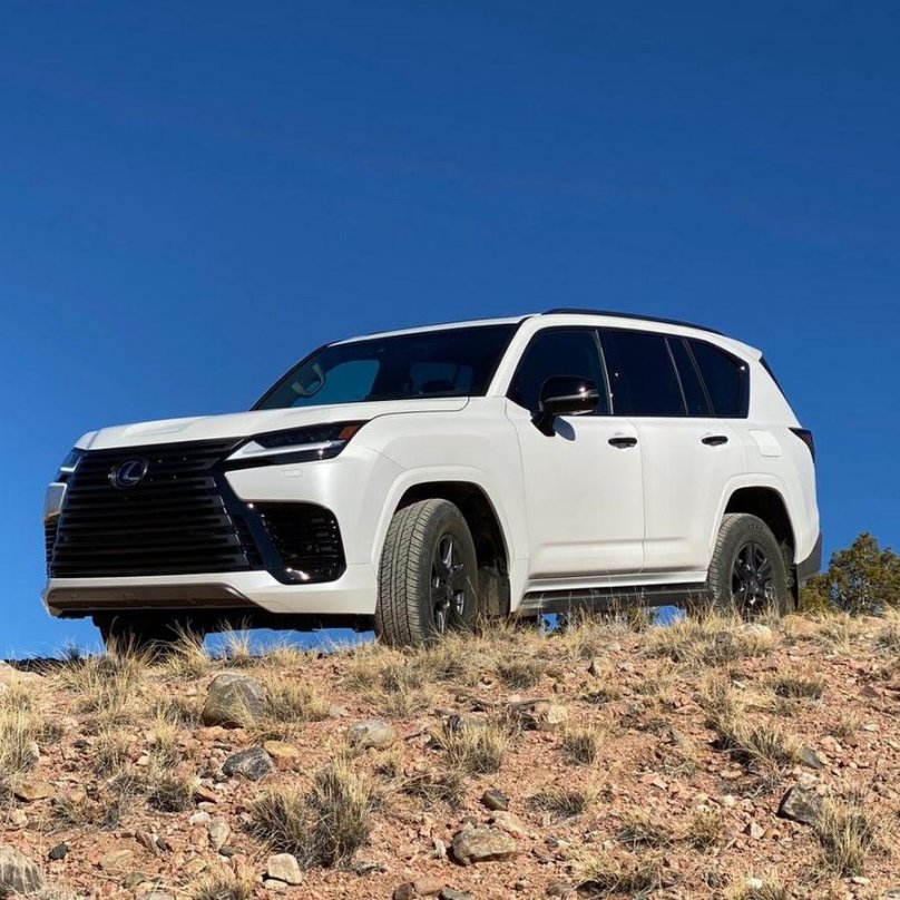 Lexus LX 600 белый