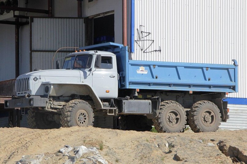 Урал 5557 самосвал