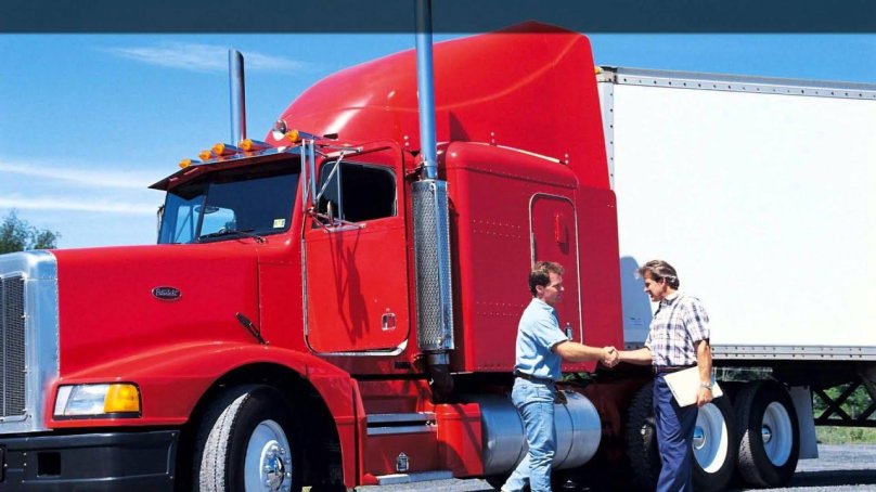 Американский грузовик со спины