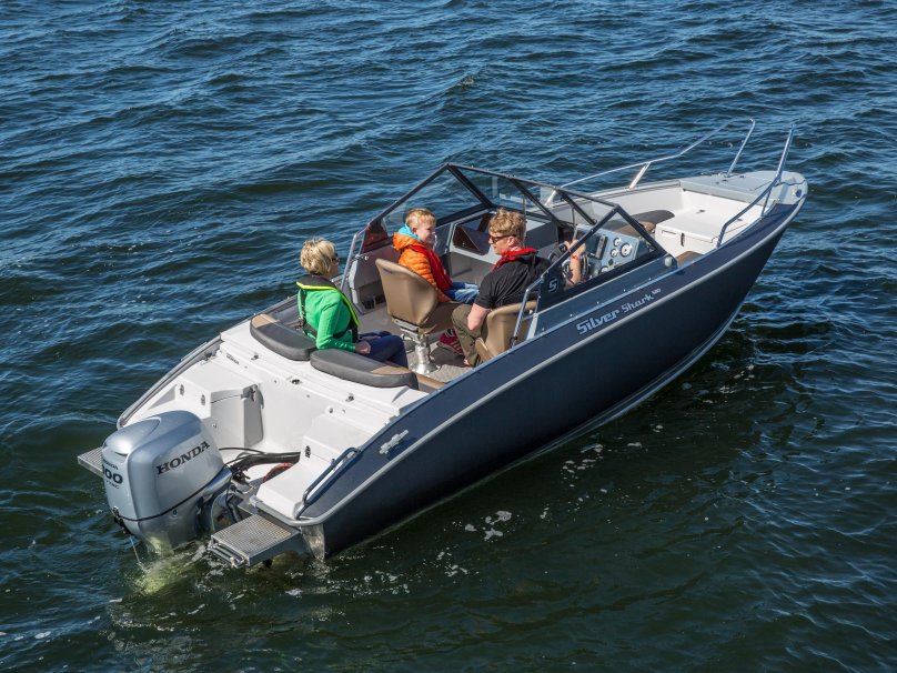 Катер Сильвер Шарк