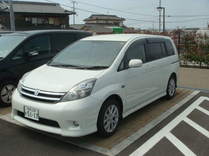 Toyota Isis Platana