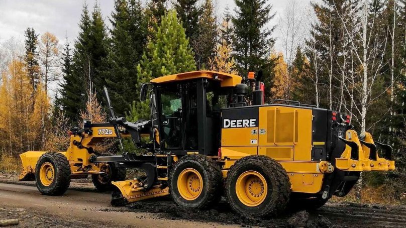 Грейдер John Deere 772g