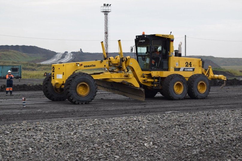 Автогрейдер Komatsu GD 825