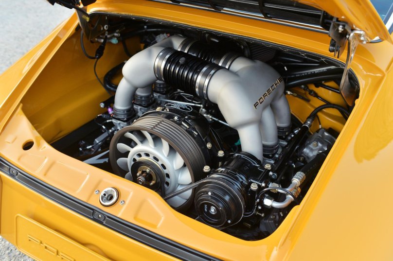 Порше 911 моторный отсек