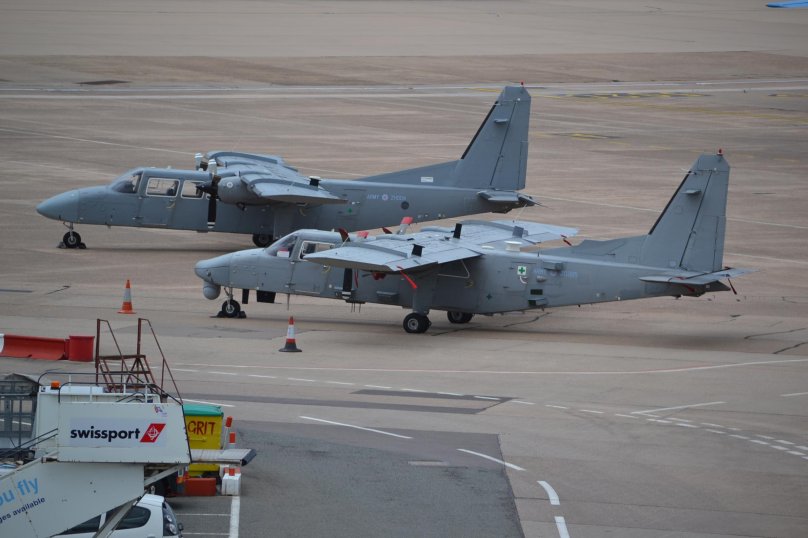 Британский самолет Defender