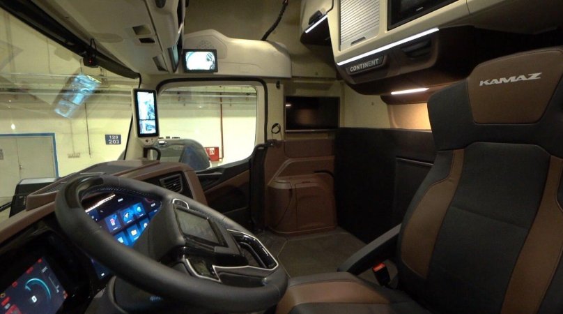 Новый КАМАЗ 54901 кабина внутри