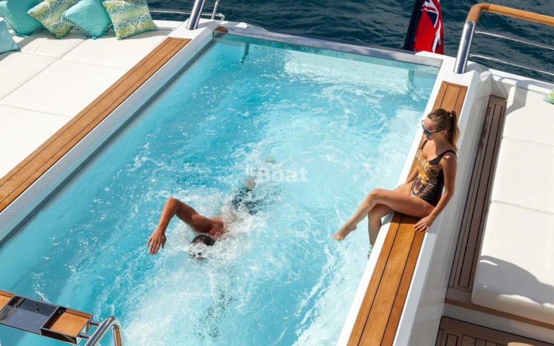 Яхта с бассейном