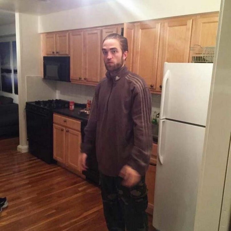 Роберт Паттинсон на кухне Мем