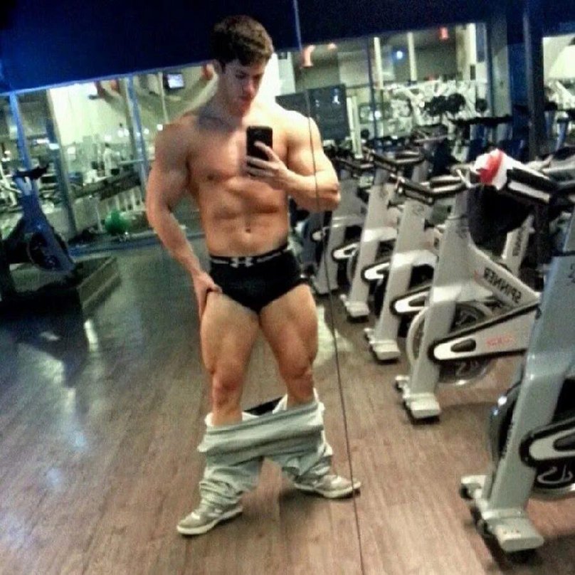 Парень в спортзале селфи