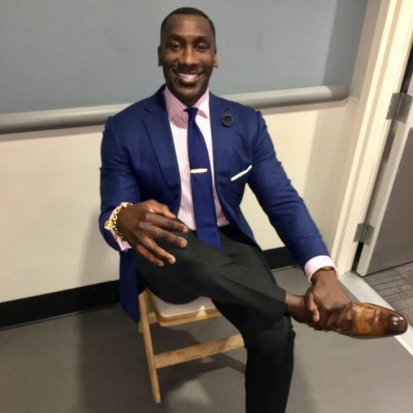 Шеннон Шарп в костюме