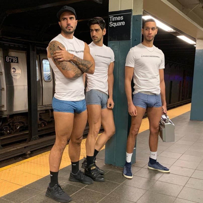 Мужчина без штанов