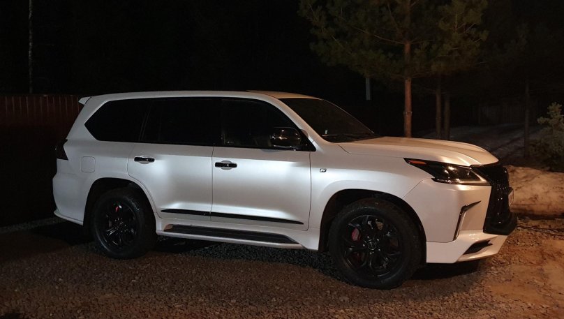 Lexus LX белый цвет анти хром