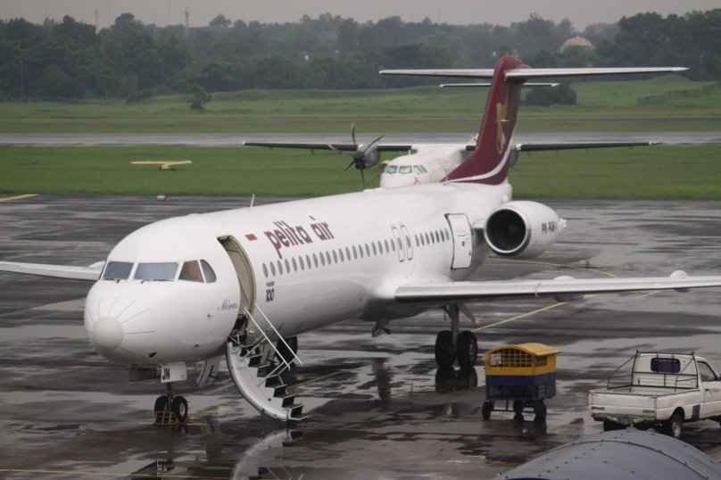 Fokker 100 самолет