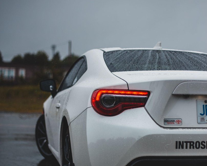 Белая машина вид сзади