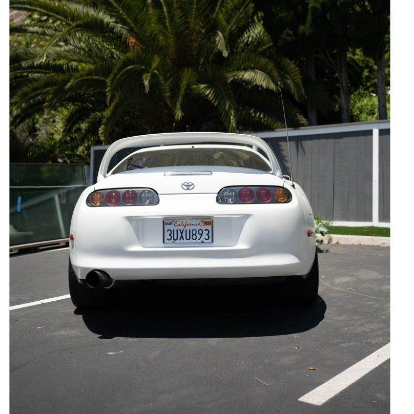 Автомобиль вид сзади