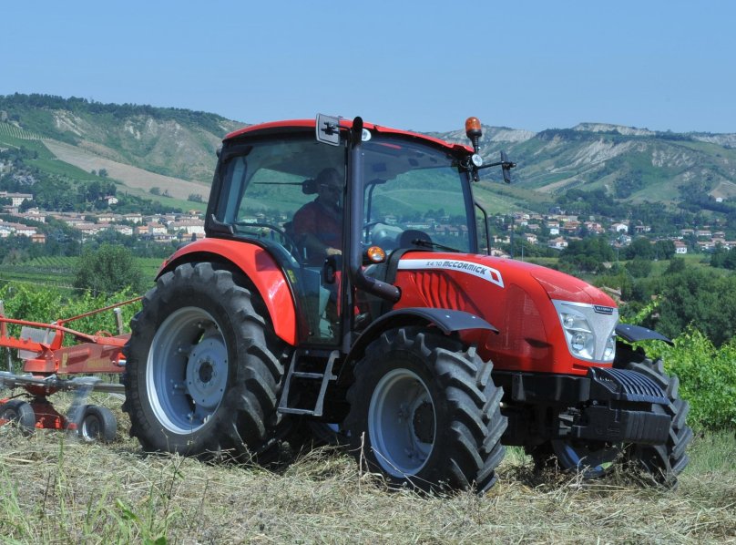 MCCORMICK трактор