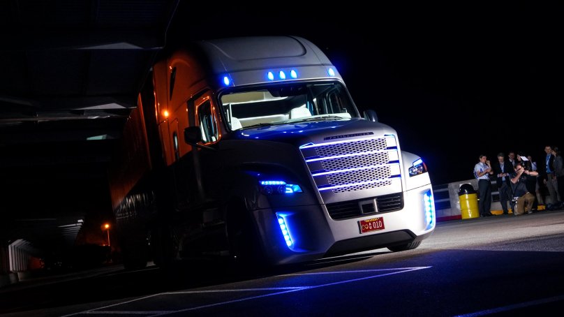 Фредлайнер тягач ночь