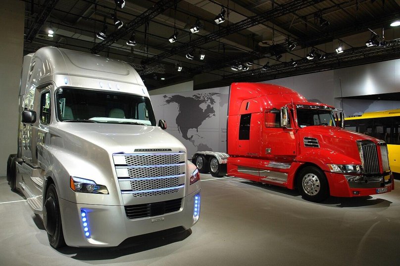 Американский тягач Фредлайнер