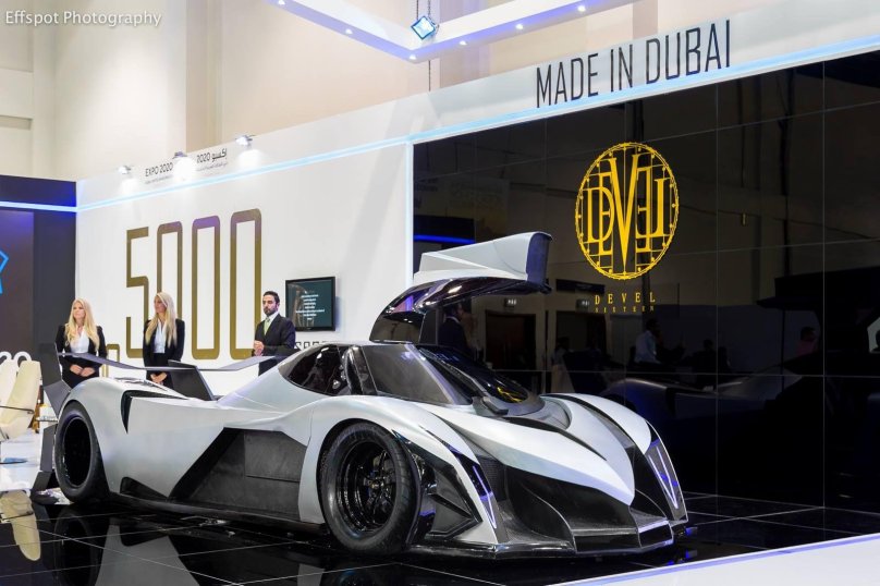 Машина гиперкар Devel Sixteen