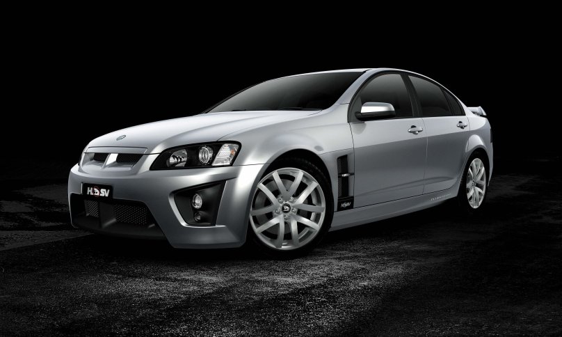 Несколько авто на чёрном фоне