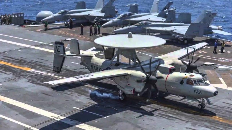 Самолет ДРЛО E-2 “Hawkeye”