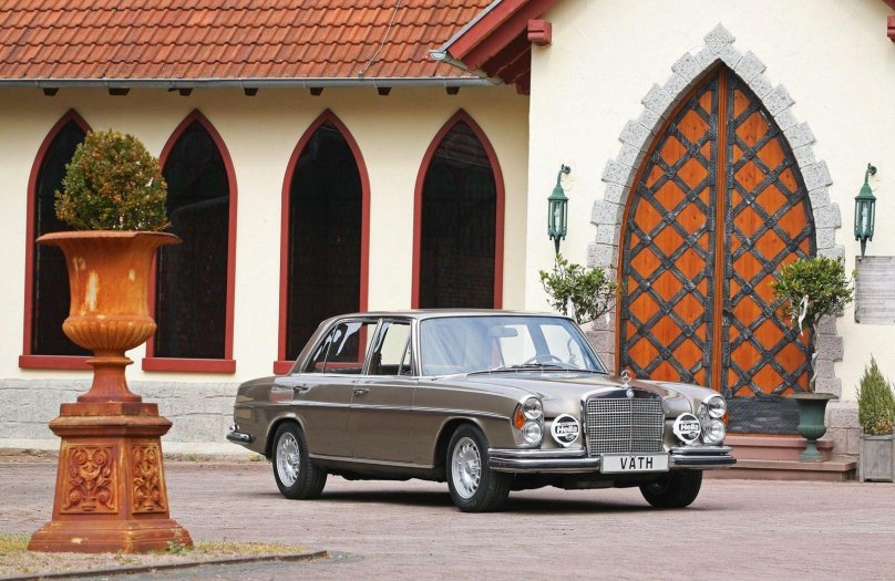 Mercedes Benz w109 300 sel