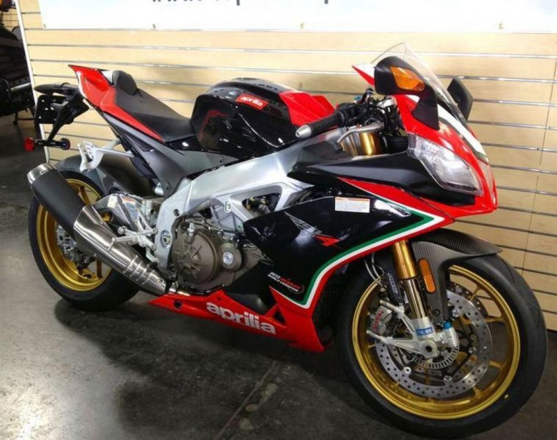 Aprilia rsv4 Factory