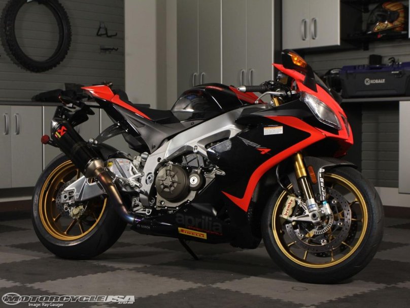 Aprilia rsv4 Factory