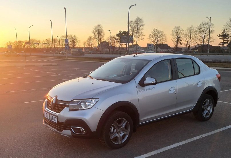 Рено Логан степвей серебристый